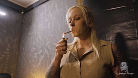 The cigarette fan 4K MP4