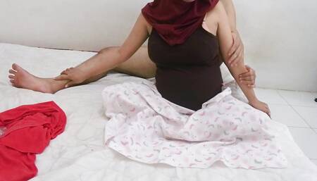 Pregnant Tobrut Hijab Massaged by Stepfather