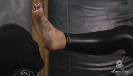 Dirty foot for his tongue FHD MP4