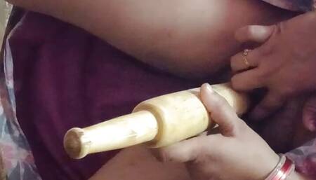 Hot sexy Kitu Bhabhi filled her pussy with a rolling pin and took out the pussy juice.