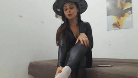 Paola in nylons off to bare rubbing soles show