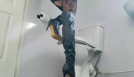 Nylon Scissorcutrix Toilet Break