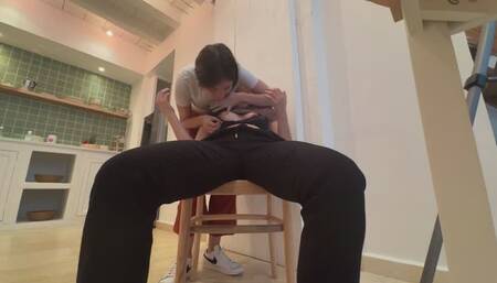 La esposa de mi mejor amigo me enseña a ser lesbianas