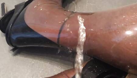 Fetish Crossdresser pissing on Latex Stockings