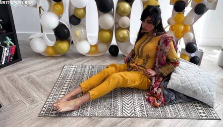 Aaliyah Yasin Gets Horny Whilst Waiting for Her Guests
