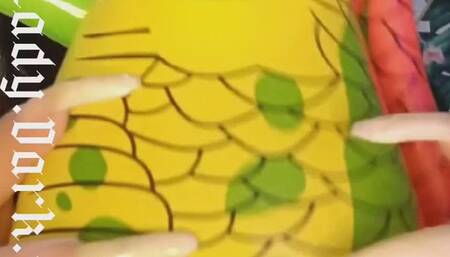 Estourando balões com unhas longas naturais