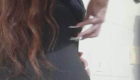 Unhas longas naturais arranhando o corpo