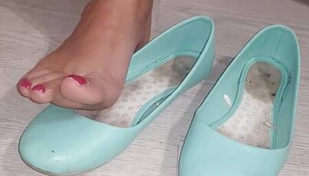 Worship my feet and my smelly flats while i ignore u