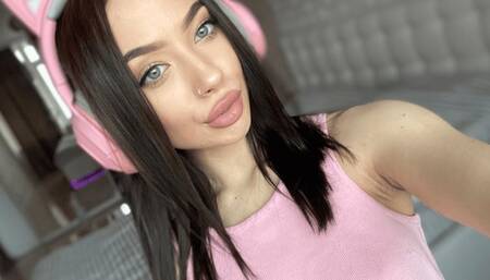 Anal plug in this babe's ass