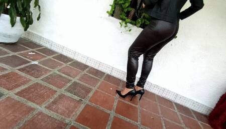 A sensual dance to test my stiletto heels (2)