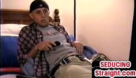 Real str8 amateur guy gets sucked by gaydaddy in homemade BJ