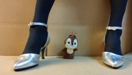 女装ハイヒールでぬいぐるみを踏みつけながらオナニーして射精する　日本人クラッシュフェチ