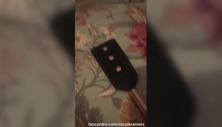 Vastgebonden door een geile fan???? , een HELE GEILE POV fan die mij vingerd