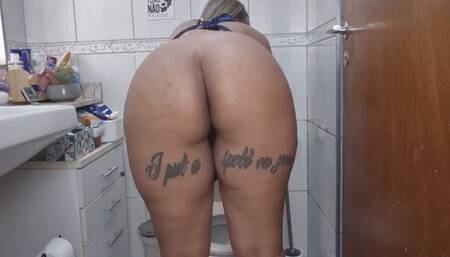 Babi Ventura using her toilet part 2