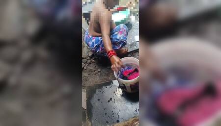 Sister-in-law was bathing in the open, bathing that sister-in-law saw hot sister-in-law's figure