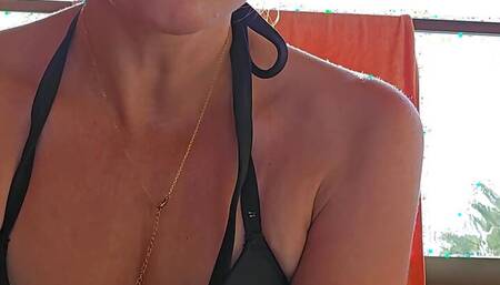 Vends-ta-culotte - Beautiful French dominat in bikini turns you on and insults you to the point of cumshot