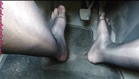 Waiting at the Bahnscrhanke, Nylonfeet