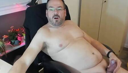 wanking before webcam with audience, full exposed