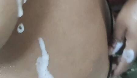 Indian bhabhi ki nanga nahana rahi aur