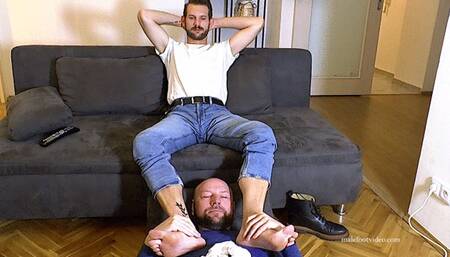 Hot barefoot bearded guy Bomen foot worship