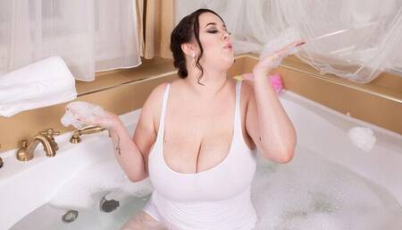 BBW brunette Lila Payne shows off her naked boobies on cam