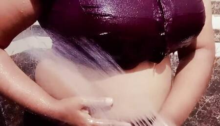 Desi Bhabhi Ko Nange Nahathe Huve Dheka