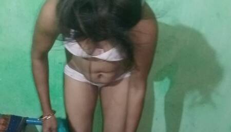 House maid ko biwi ke samne ghodi banakar choda