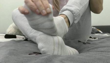 Itchy feet on each other MP4 HD 720p