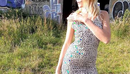 Horny blonde girl fucks her wet pussy !!