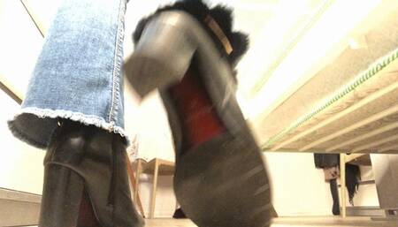 Boots show!