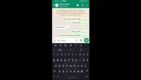 Ragazza francese conosciuta su Tinder mi sega in un pub (pubblico)