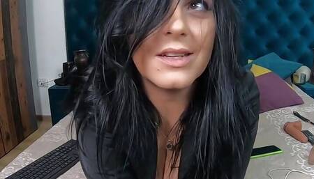 Office Girl Uses a Massager to Masturbate to a Wild Orgasm