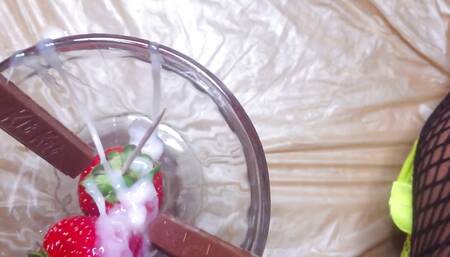 Ms300 Sarazia Exotic - Eating an Exotic Treat