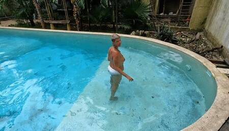 Risky blowjob at the swimming pool in a resort