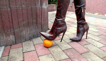 von24 Two oranges under Alexas stiletto boots (mp4-FHD)