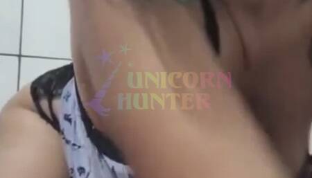 Tocando uma siririca usando consolo grande e preto