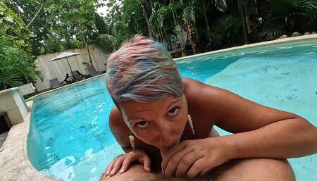Risky Blowjob at the Swimming Pool in a Resort