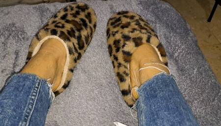 CANNOT RESIST TO THOSE LEOPARD PRINT SLIPPERS