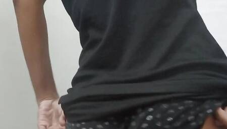 Beauty masturbates without panties