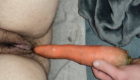 I put my girlfriend a carrot in her wet horny cunt
