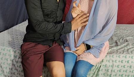 Priyanka ne apne padosi ke ladke ko bula ke bur chatwai