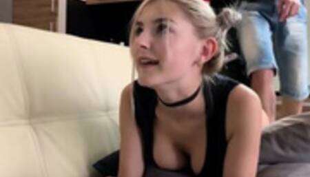 La Blondinette Baisée Par Son Beau-frère Devant La Console - Eva Elfie