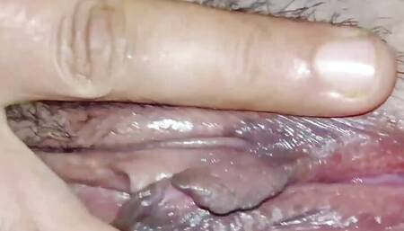 Saali ne chup ke choot main finger kar rahi thi, maine dekh liya fir saali ne boli please jiju kisi ko kahna mat usse badla main aap chod dooongi