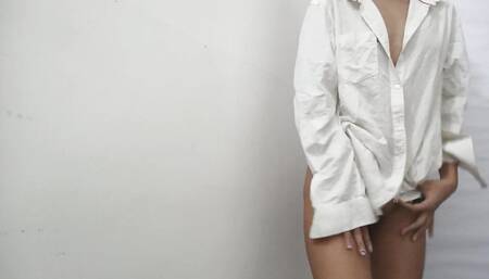 Brazilian teen 18+, fucks her pussy deep with a big cucumber