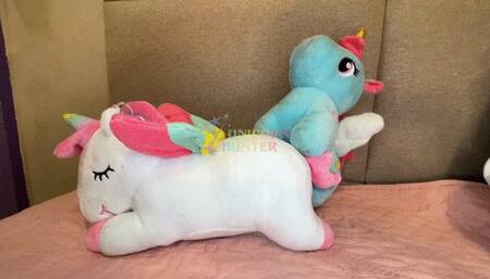 Being consoled for not being able to put together the puzzle - Sendo consolada por não conseguir montar o quebra-cabeça