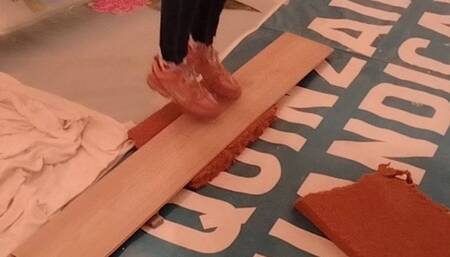 Mia saute et écrase une isolation en s'amusant