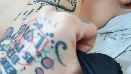 io e la cagna sdraiati sul letto