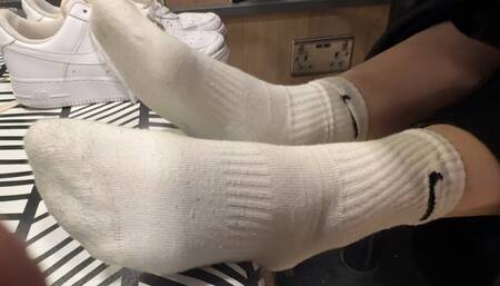 Amelie removes her Nike AF1 in the burger restaurant and lets Anthony massage her sweaty feet
