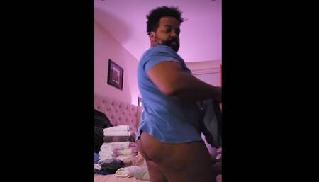 Daddy Shows Juicy Ass While Doing Laundry