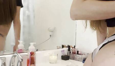 Vends-ta-culotte - Come and watch this gorgeous French amateur girl in the bathroom